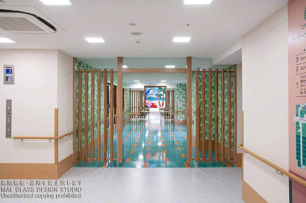 高齢者福祉施のエントランスから見た南国風ステンドグラス。