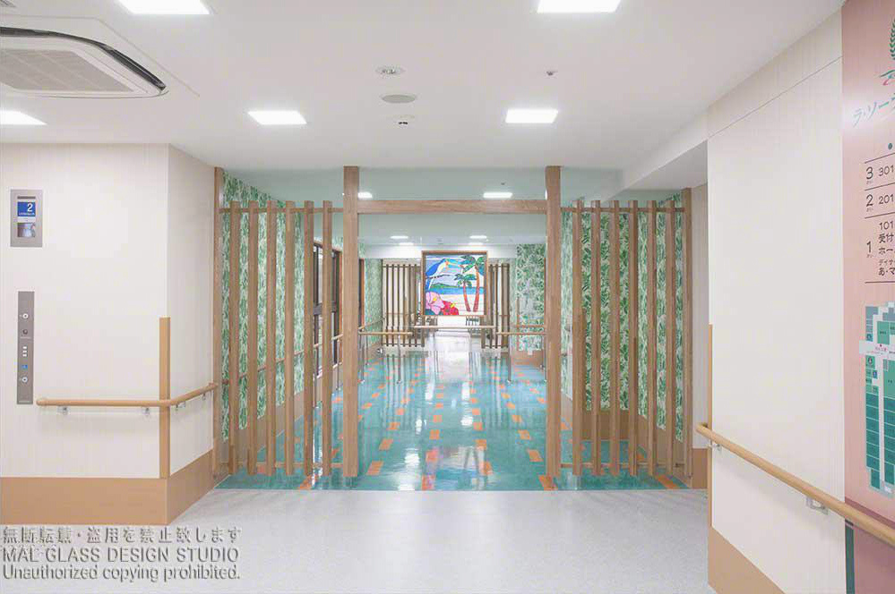 高齢者福祉施のエントランスから見た南国風ステンドグラス。