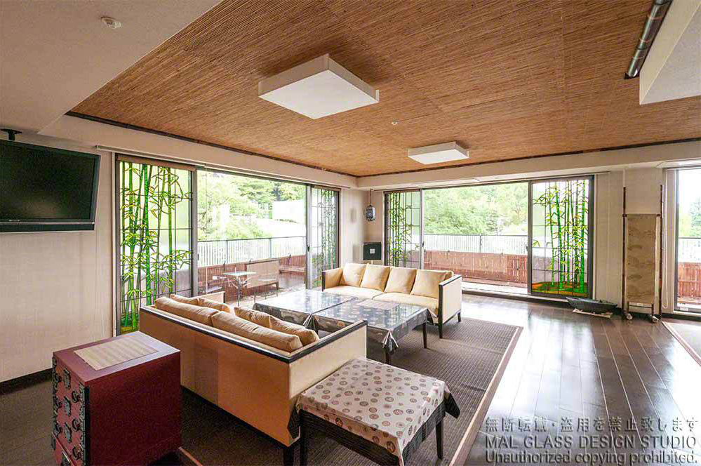 竹をモチーフにしたステンドグラスをバルコニーの掃き出し窓に施工した様子。 リビングルームの全体像。