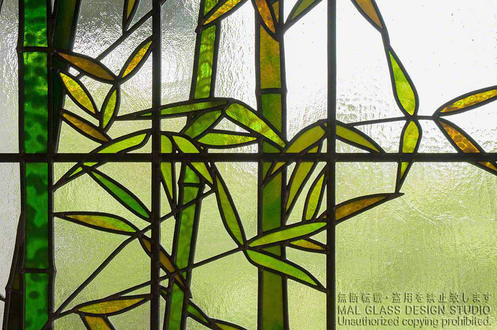 日本画の様な竹と葉のステンドグラスのクローズアップ写真。
