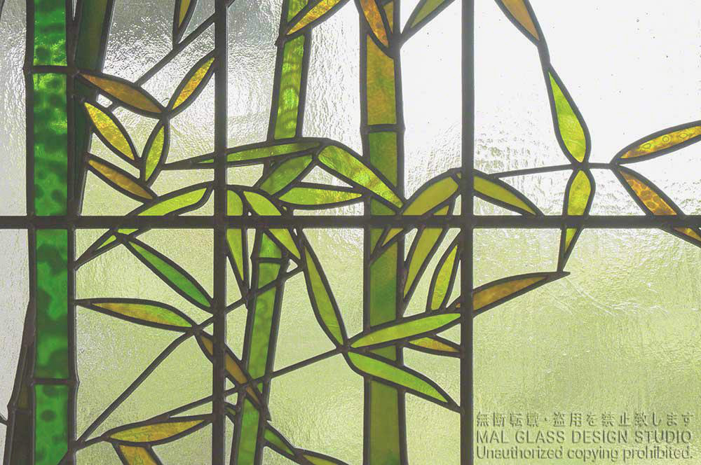 日本画の様な竹と葉のステンドグラスのクローズアップ写真。