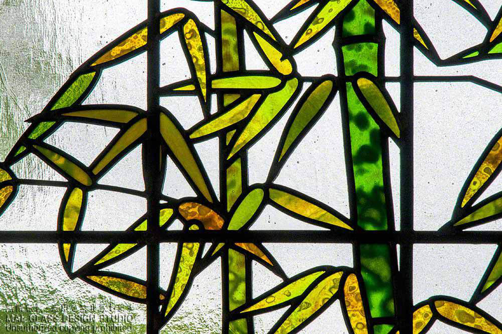 竹の葉がきれいなステンドグラスのクローズアップ写真。