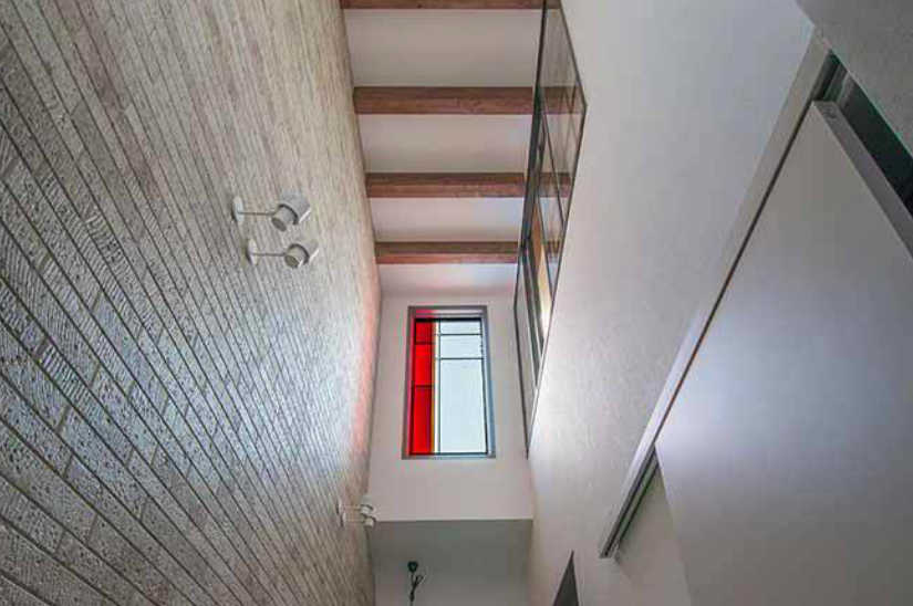 玄関から見上げたシンプルなステンドグラス。