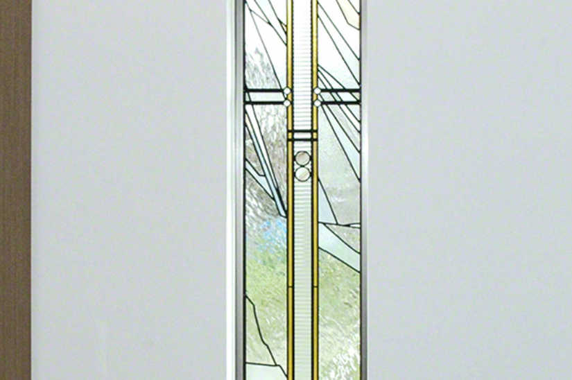 縦長でシンプルなステンドグラスの全体写真。