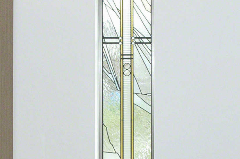 縦長でシンプルなステンドグラスの全体写真。