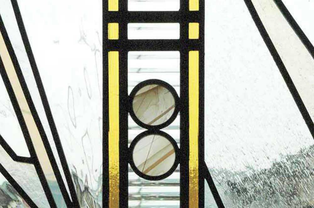 モールと透明アンティークガラス、金茶色のラインがきれいなステンドグラス。