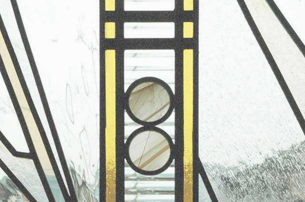 モールと透明アンティークガラス、金茶色のラインがきれいなステンドグラス。