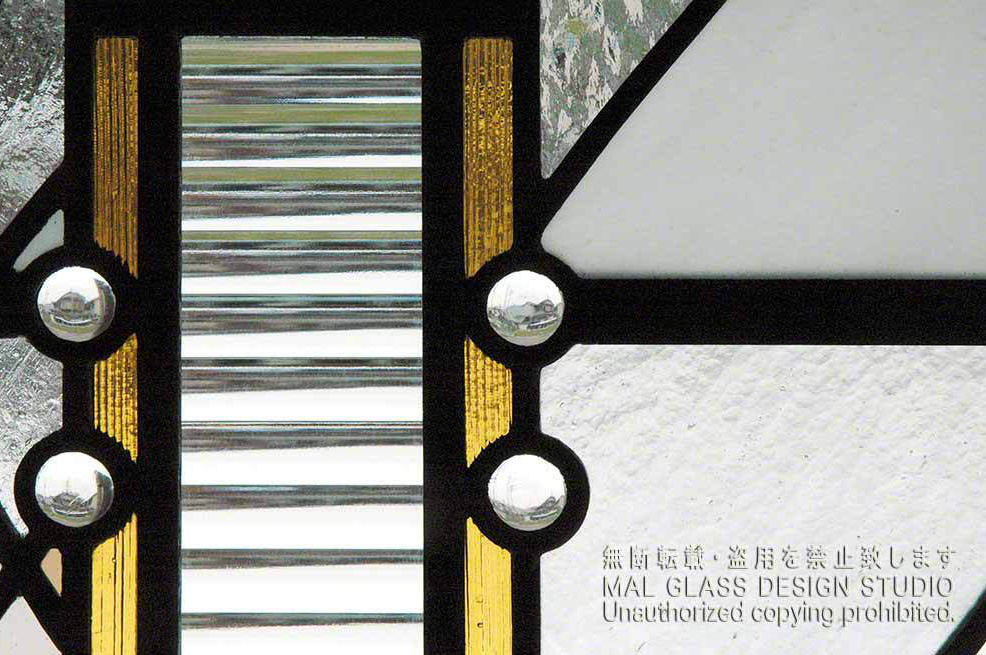 中央ジュエル部分の拡大写真。シンプルなデザインのステンドグラス。