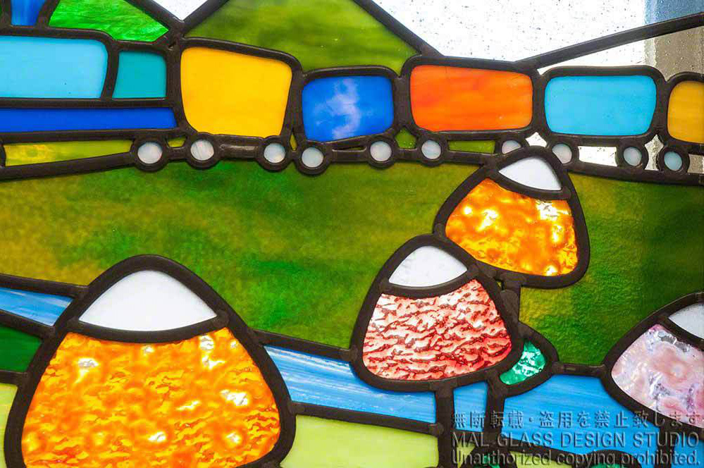 かわいいステンドグラスの施工例。お花と電車の拡大写真。