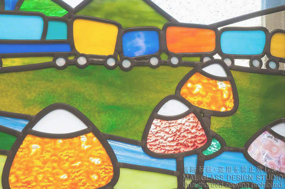 かわいいステンドグラスの施工例。お花と電車の拡大写真。