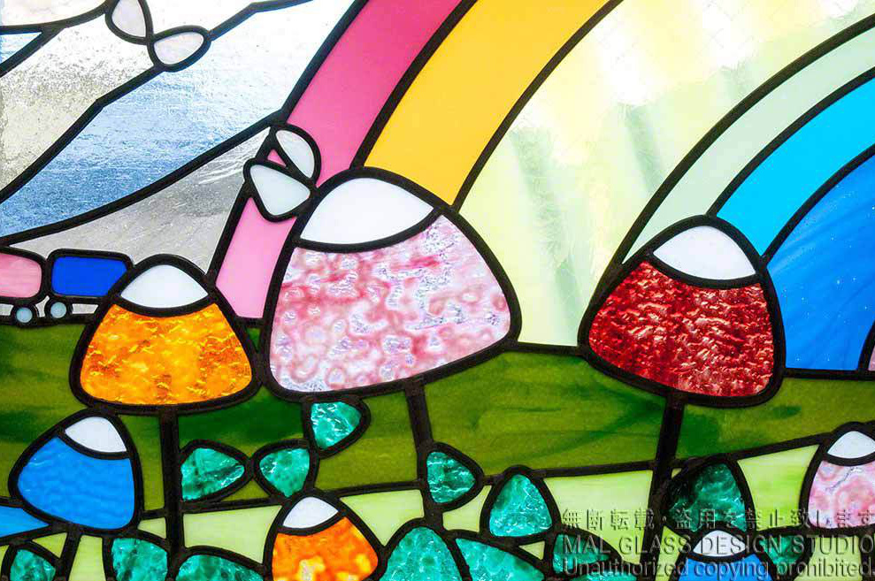 キャンディみたいなお花と虹のステンドグラスの拡大写真。