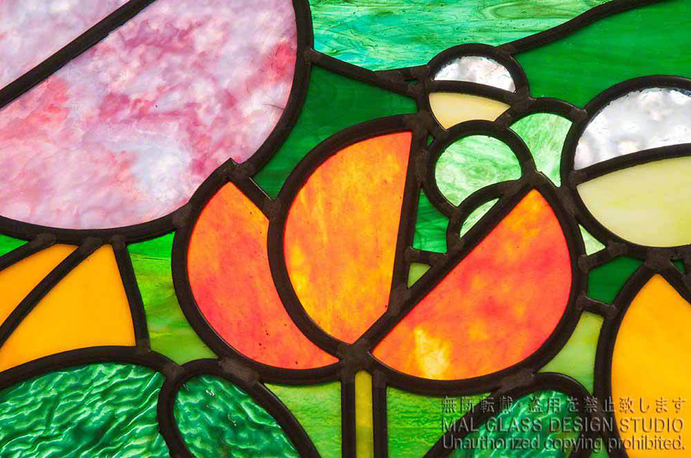 オレンジ色の陽気なお花のステンドグラス。