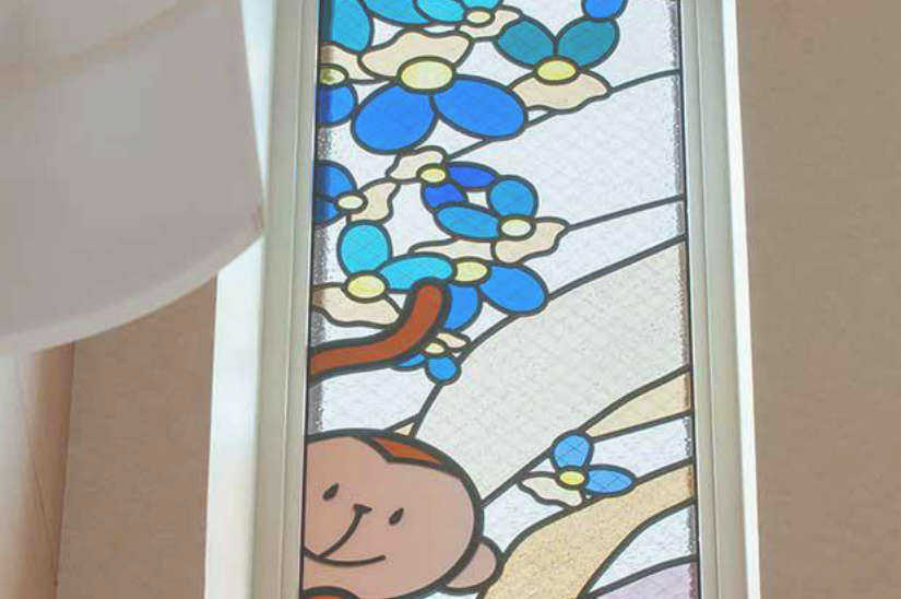 おさるとかめがかくれんぼをしているステンドグラス。