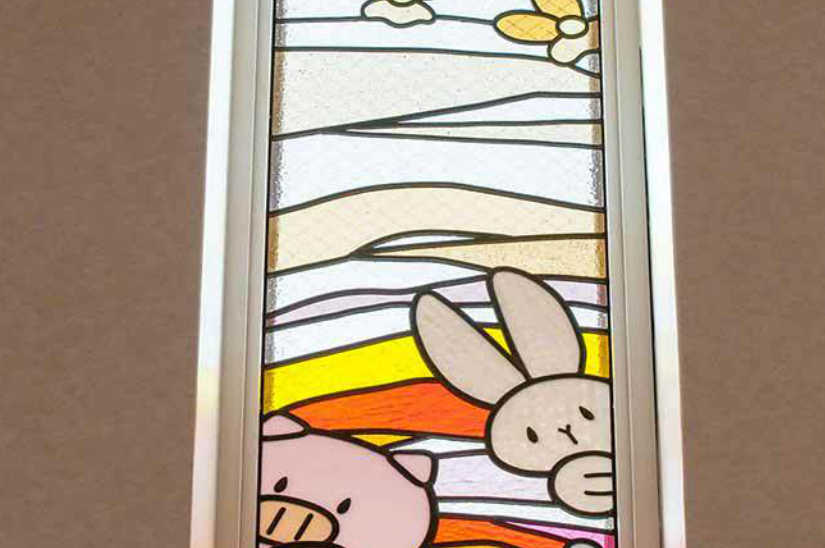 ウサギとぶたとネズミがかくれんぼをしているステンドグラス。