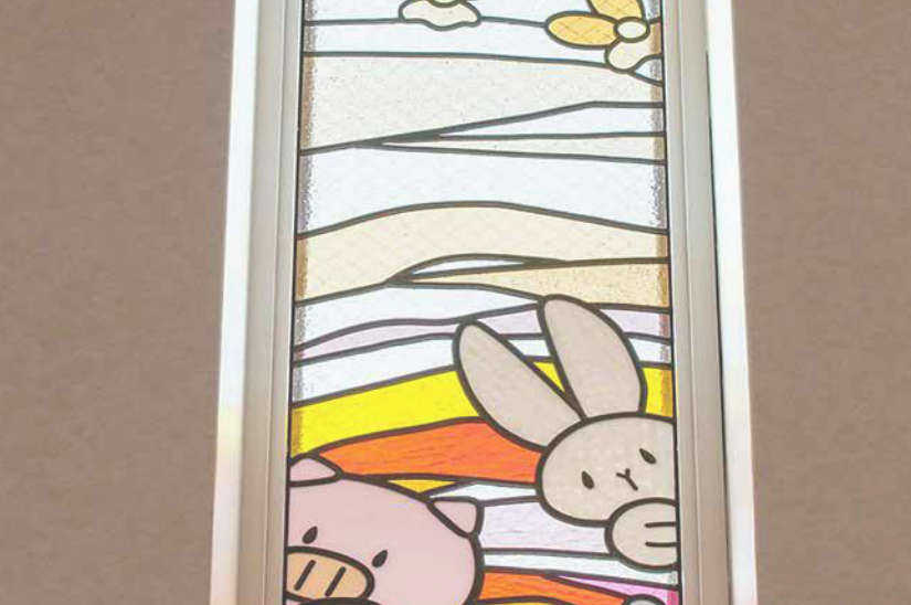ウサギとぶたとネズミがかくれんぼをしているステンドグラス。