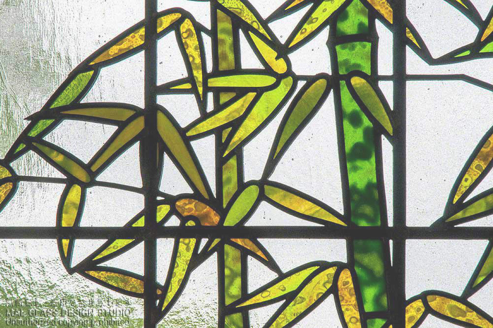 竹の葉がきれいなステンドグラスのクローズアップ写真。