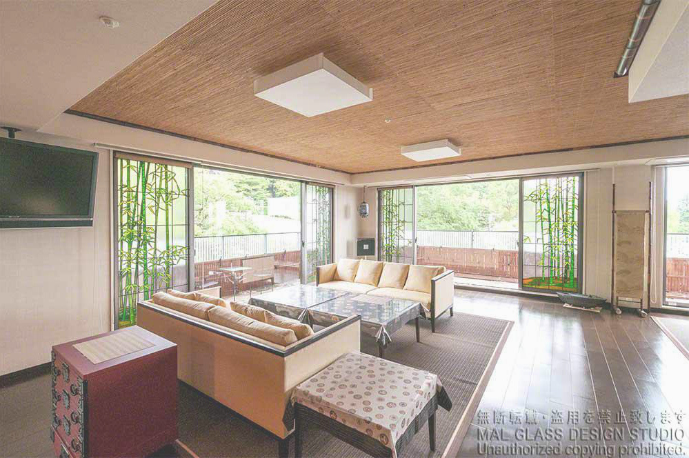 竹をモチーフにしたステンドグラスをバルコニーの掃き出し窓に施工した様子。 リビングルームの全体像。