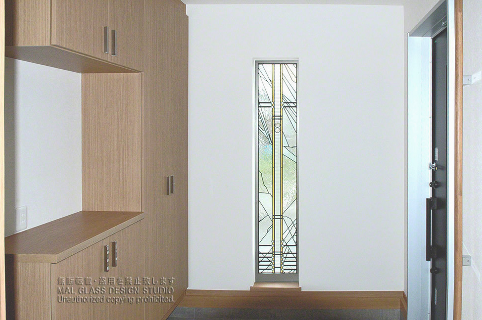 玄関に施工されたシンプルなステンドグラス。