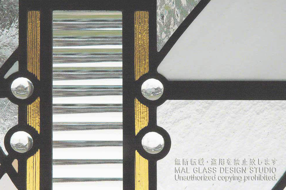 中央ジュエル部分の拡大写真。シンプルなデザインのステンドグラス。